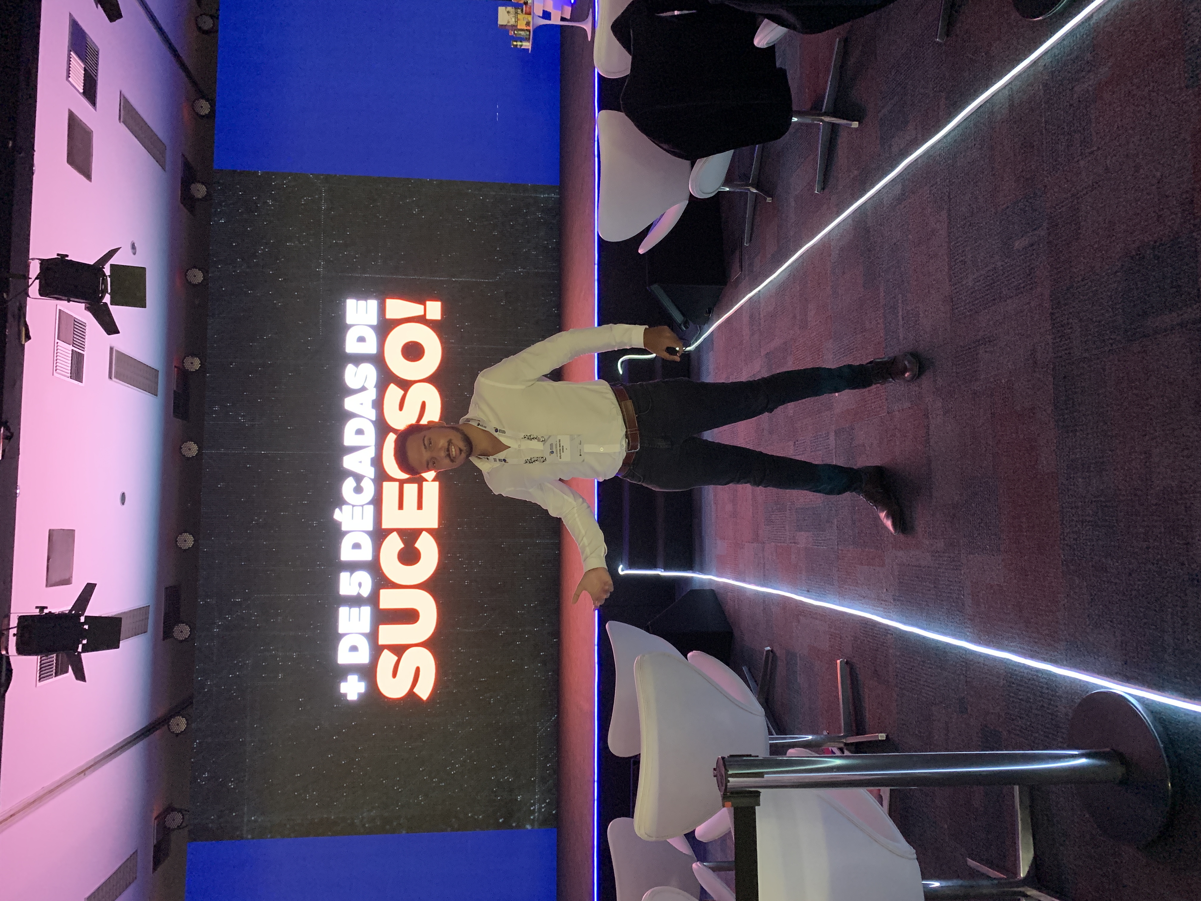 Guilherme Ronchi palestrando em evento em São Paulo